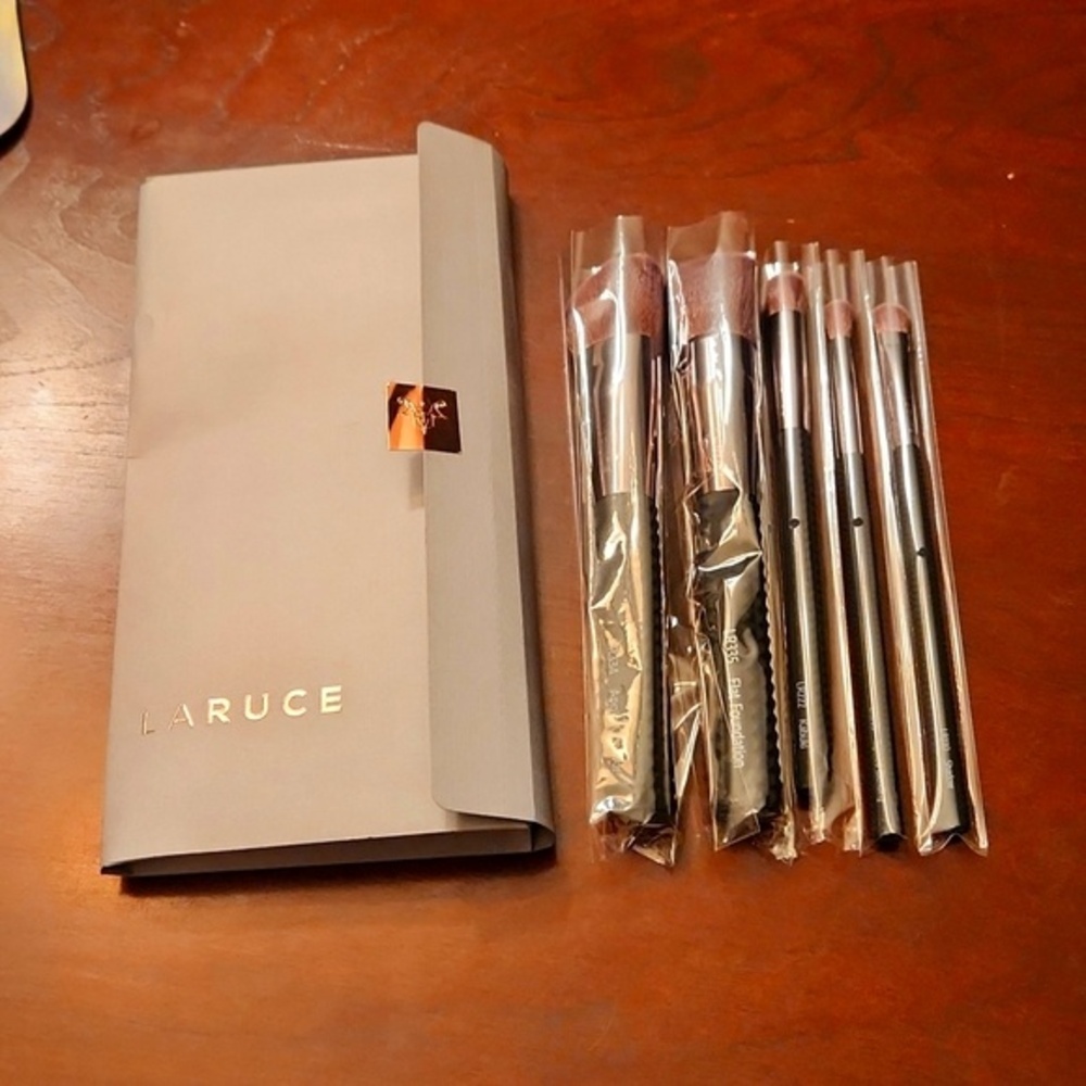 Laruce NWT  Makeup Brush Set